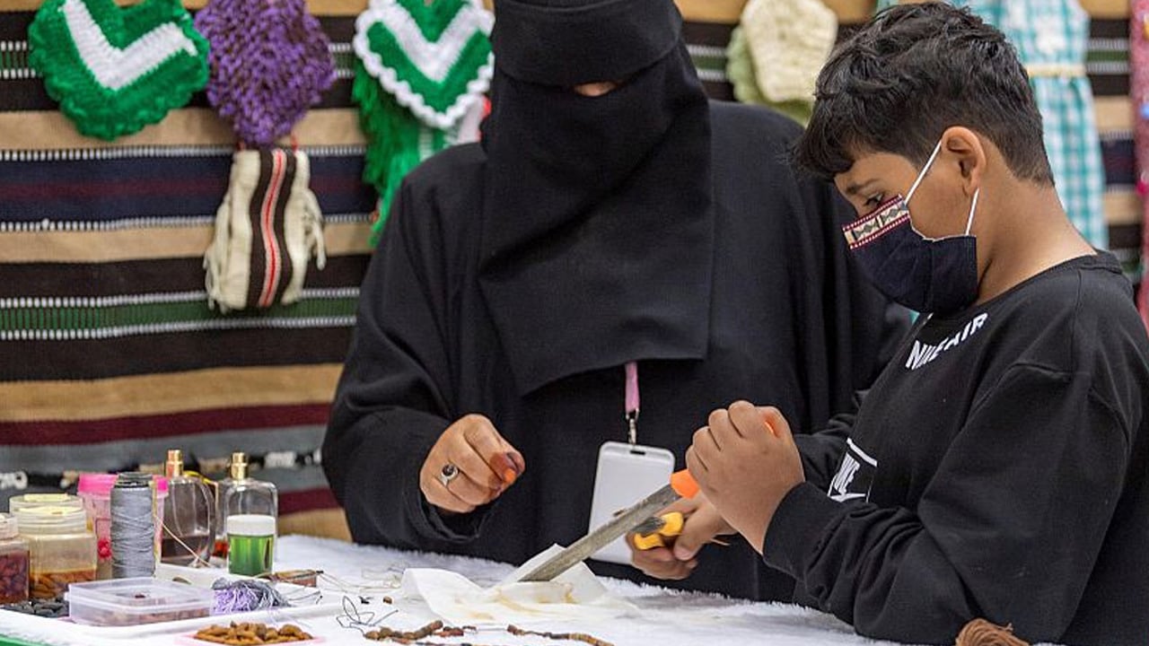 أم لافي.. قصة سعودية تحول نواة الزيتون لمسابح ذات أشكال متعددة

