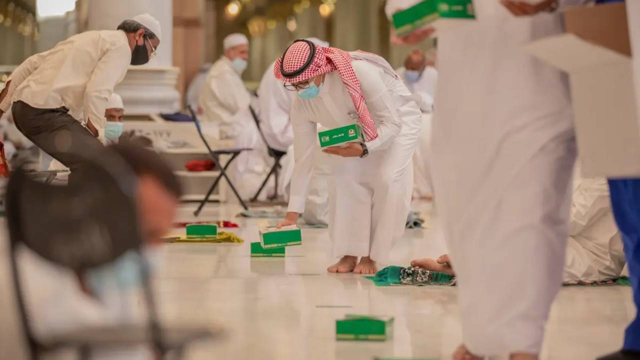 شؤون الزائرين بالمسجد النبوي توزع أكثر من 500 وجبة يوميًّا لأبناء شهداء الواجب
