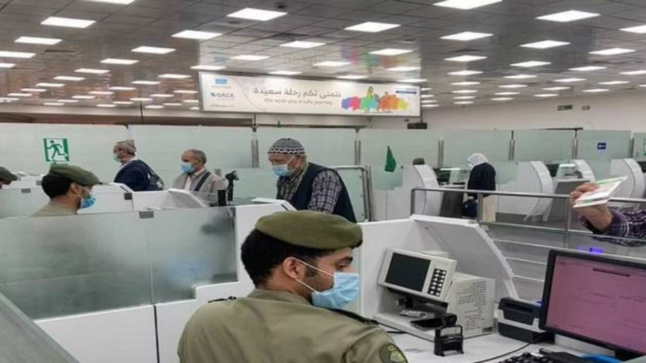 
الجوازات: خدمة «تواصل» عبر بوابة «مقيم» تعزز التعاملات الإلكترونية
