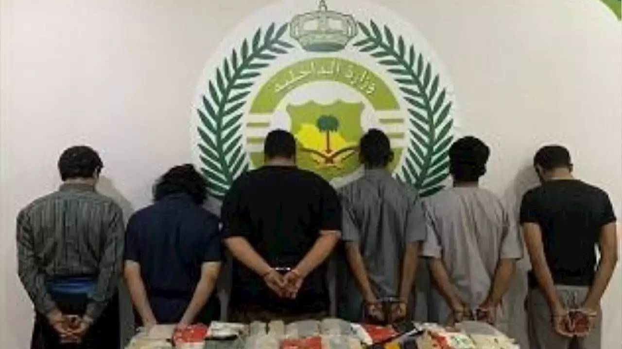 ضبط 29 متهمًا بينهم مخالف ادعى مساعدة المسنين لتبديل بطاقاتهم البنكية
