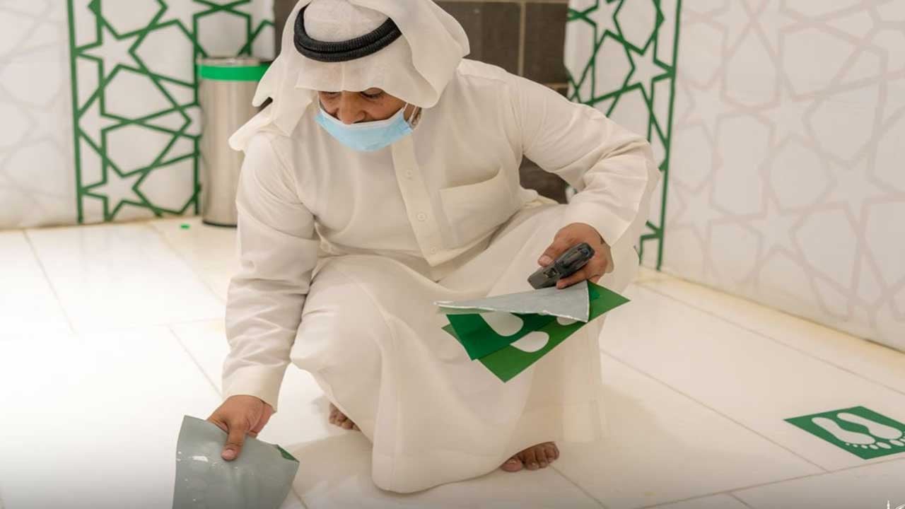<div class="paragraphs"><p>رفع ملصقات التباعد في المسجد الحرام</p></div>