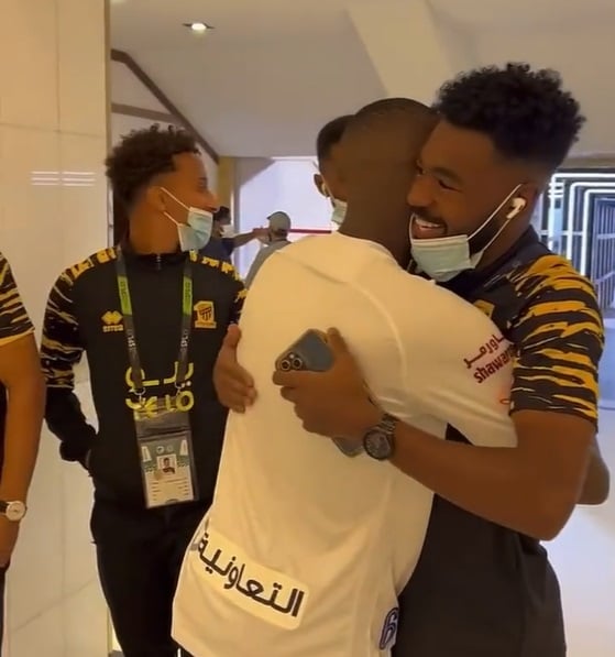 <div class="paragraphs"><p>سعود عبدالحميد يصافح عناصر الاتحاد قبل القمة</p></div>