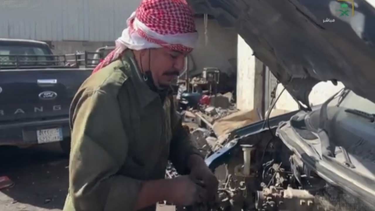 نايف العنزي.. قصة شاب من القريات أبدع في صيانة المركبات منافسًا الأجانب 