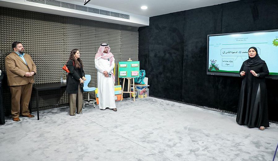 المسؤول الإقليمي لمكتب وبرامج اللغة الإنجليزية الأمريكية تشيد بالنموذج السعودي في التعليم عن بُعد