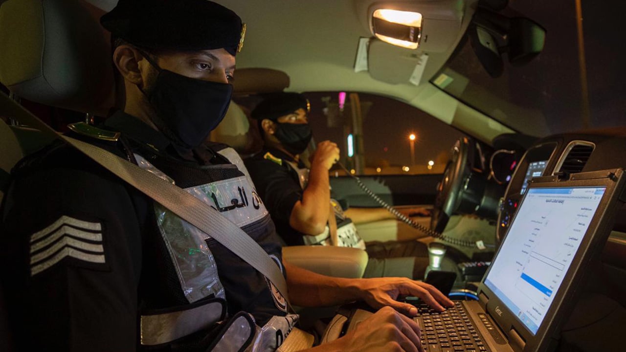شرطة خميس مشيط تسترد مبلغًا ماليًا مسلوبًا من مقيم وتضبط المتهمين

