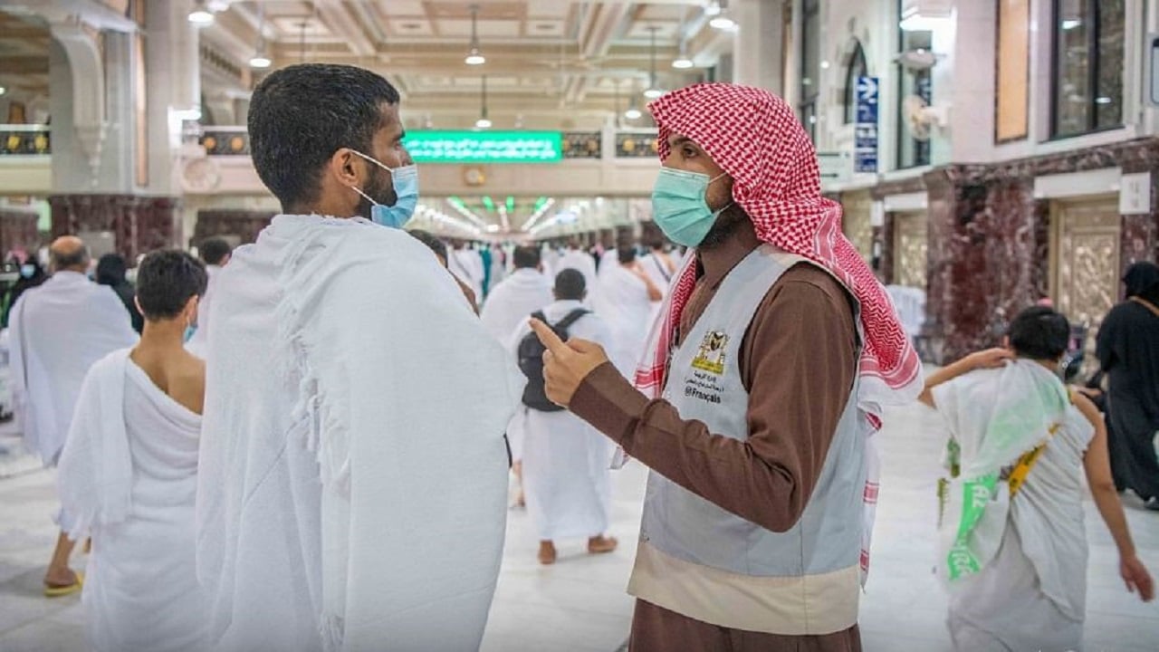 «شؤون الحرمين» تعلن رفع أعداد المترجمين بالمسجد الحرام بعد رفع الإجراءات الاحترازية