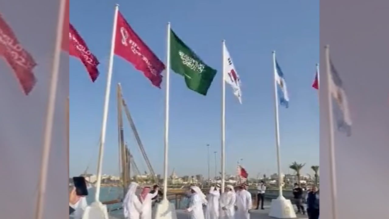 بعد التأهل إلى كأس العالم 2022.. العلم السعودي يزين كورنيش الدوحة
