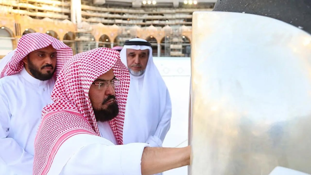شؤون الحرمين تنفذ الصيانة الدورية للحجر الأسود
