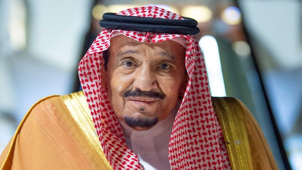 خادم الحرمين يتلقى برقيتي تهنئة من ملك البحرين وولي عهده بمناسبة نجاح فحوصاته الطبية