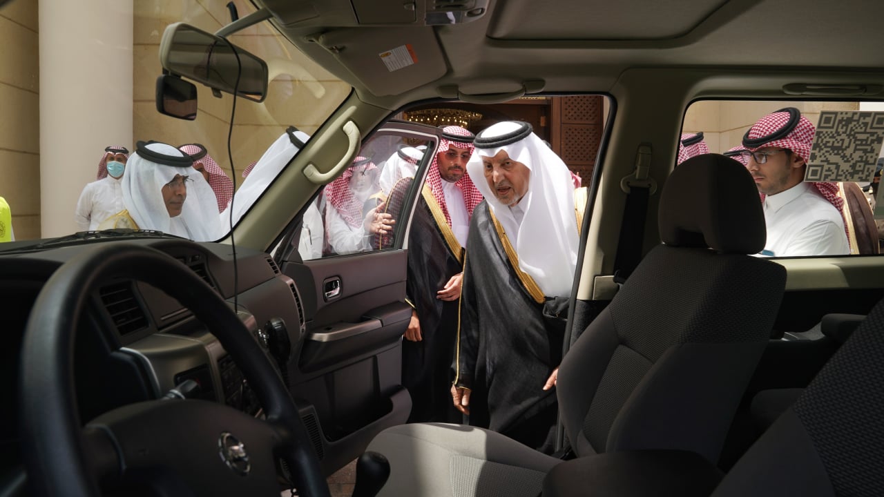 بالصور.. أمير مكة يدشن الهوية البصرية للمركبات الخاصة بمتابعة التعديات