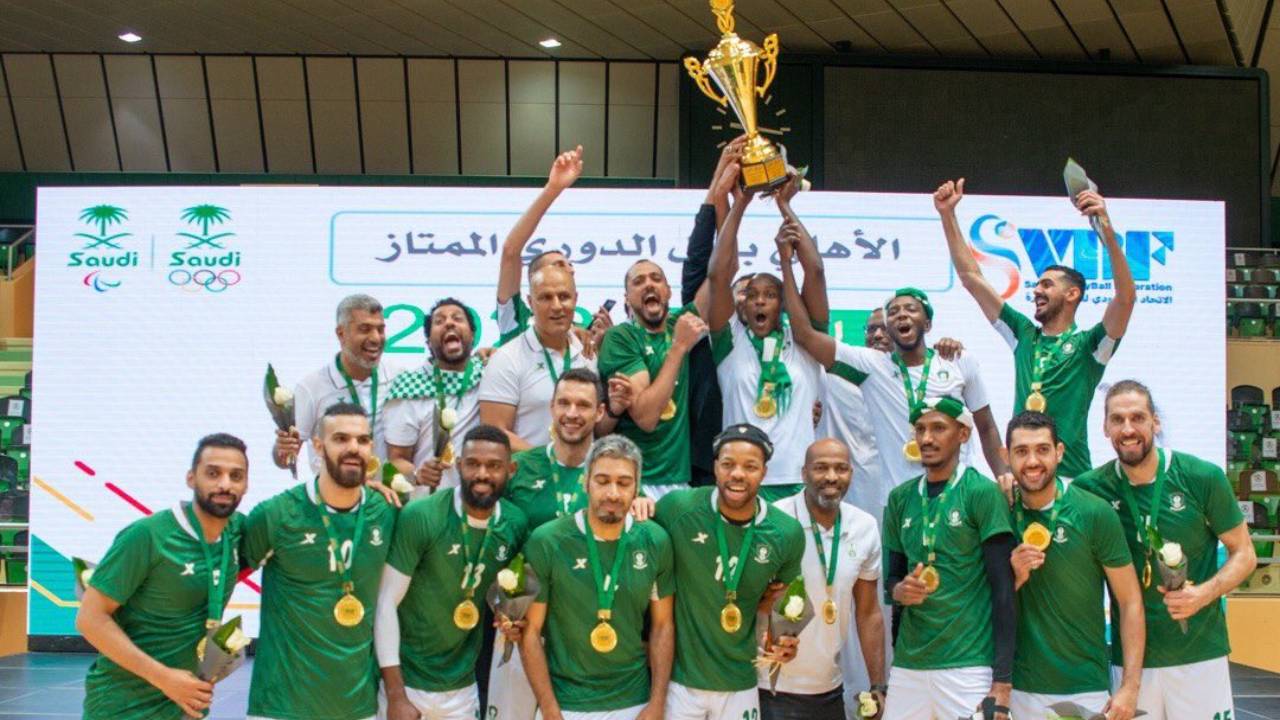 طائرة الأهلي تقسو على الهلال في ليلة «معانقة الذهب»