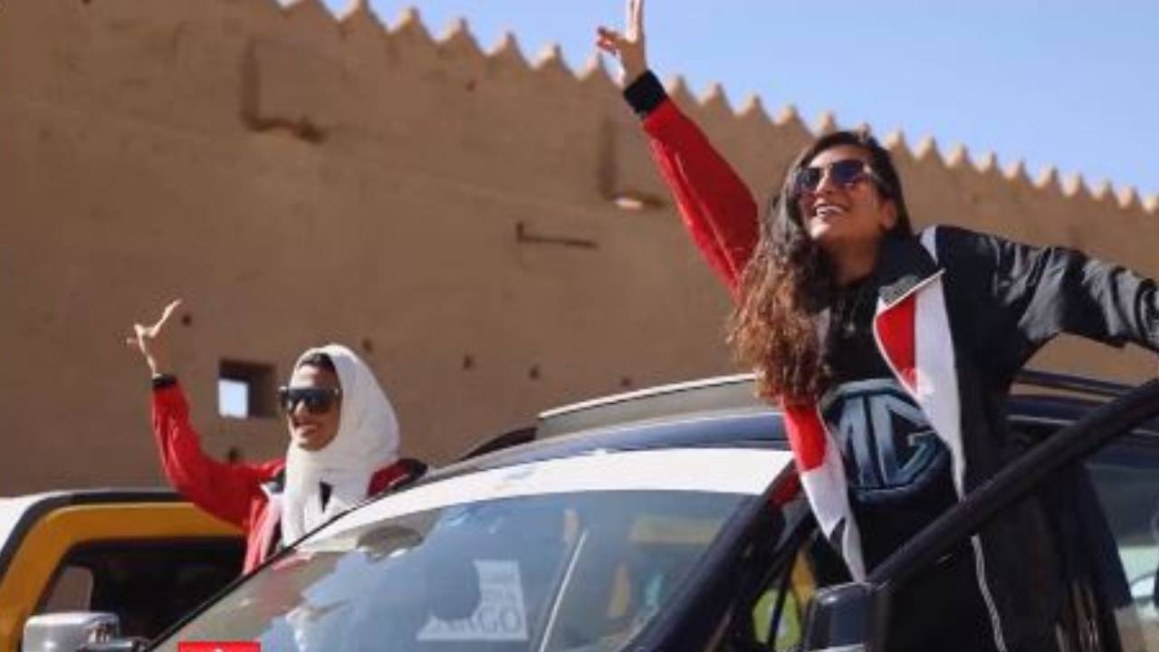 شاهد.. شقيقتان سعوديتان تشاركان في أول رالي ملاحي للسيدات بالعالم العربي