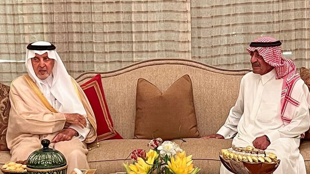 بالصور.. أمير مكة يزور الأمير مقرن بن عبدالعزيز في منزله للاطمئنان على صحته
