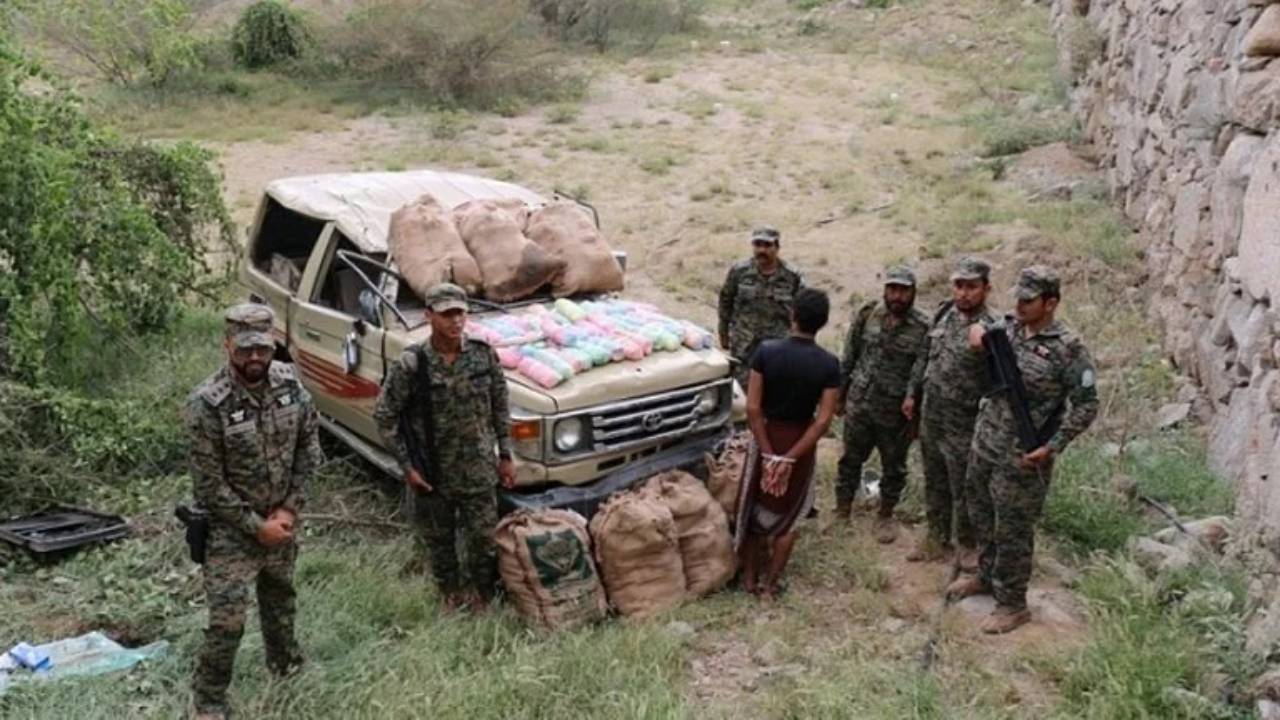 احباط محاولة تهريب 260 كيلو من القات المخدر بحوزة 19 مخالفًا لنظام أمن الحدود في جازان 