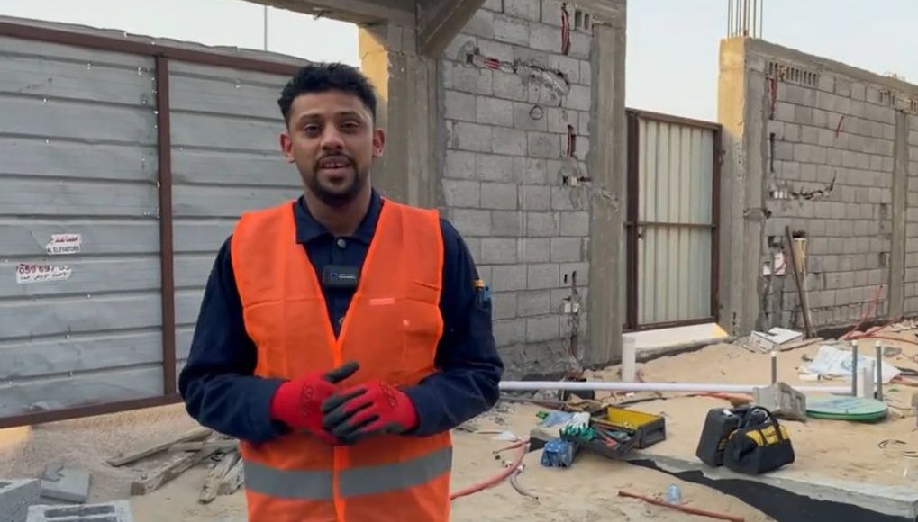 متجاهلًا التعليقات السلبية.. شابّ سعودي يحترف السباكة ويطالب بالدعم والتمكين

