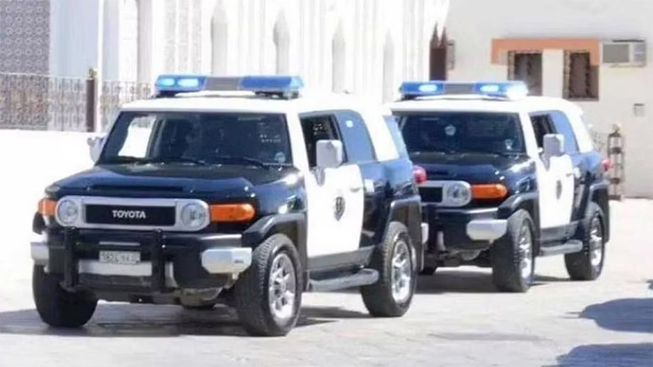 الإطاحة بمواطنين ظهر أحدهما في مقطع فيديو يهدد أحد الأشخاص وبحوزته سلاح ناري