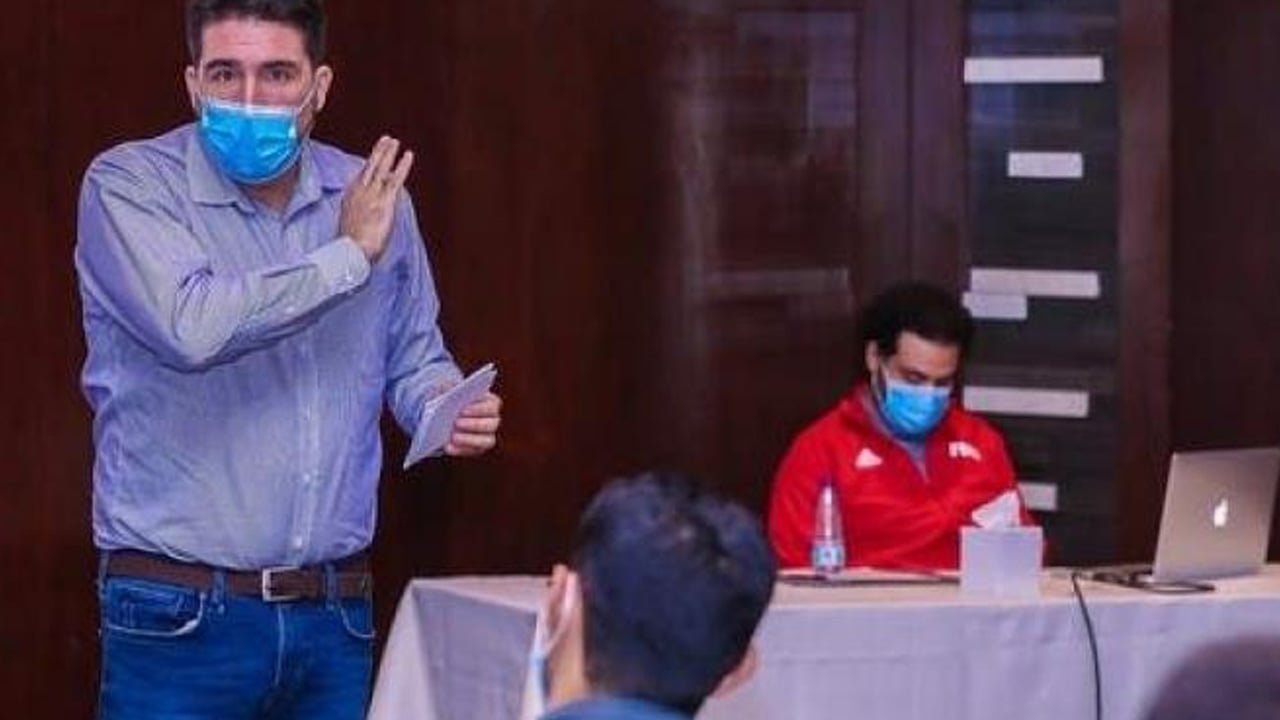 مانويل نافارو: هكذا استفاد الاتحاد والهلال من أخطاء التحكيم
