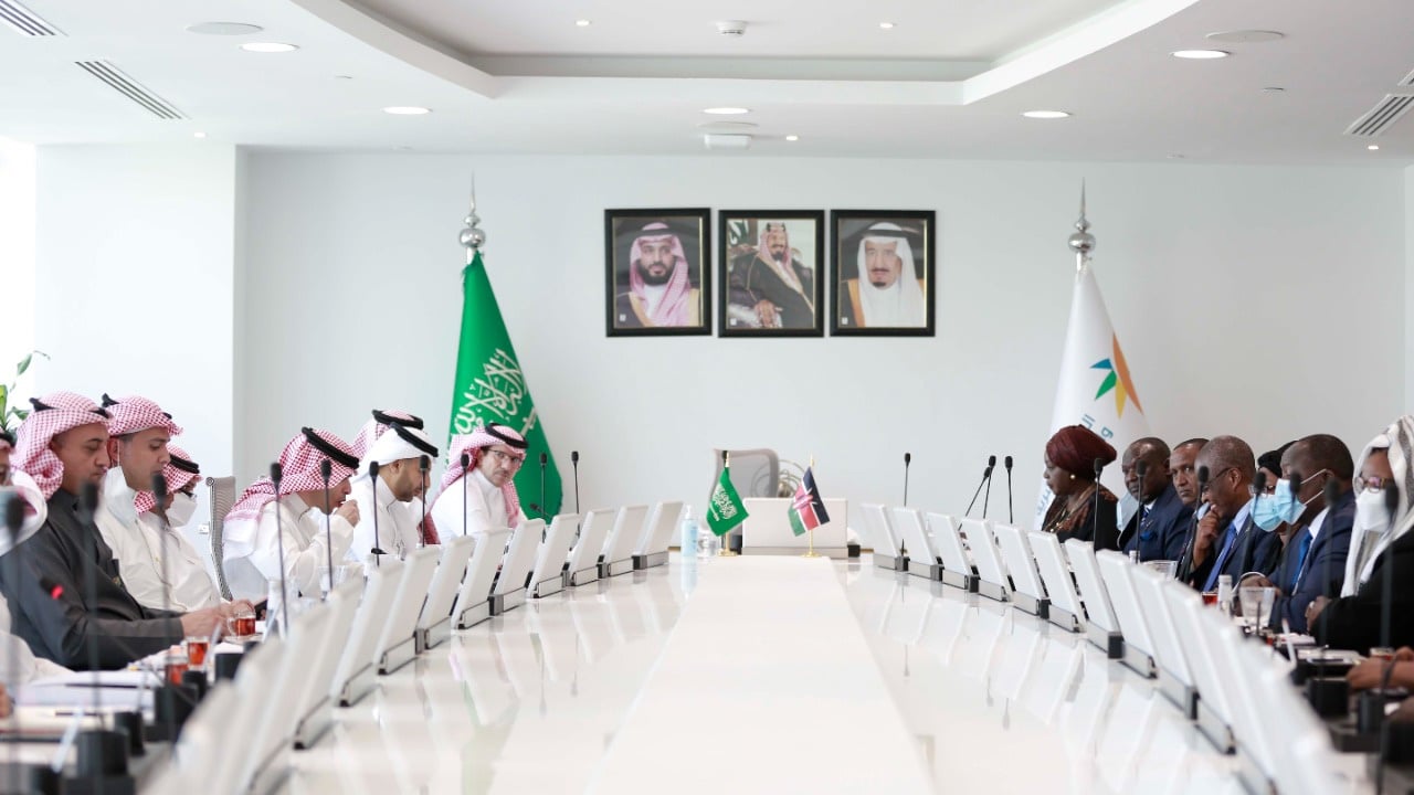 نائب وزير الموارد البشرية يبحث مع مسؤولة من كينيا التعاون في المجال العمالي
