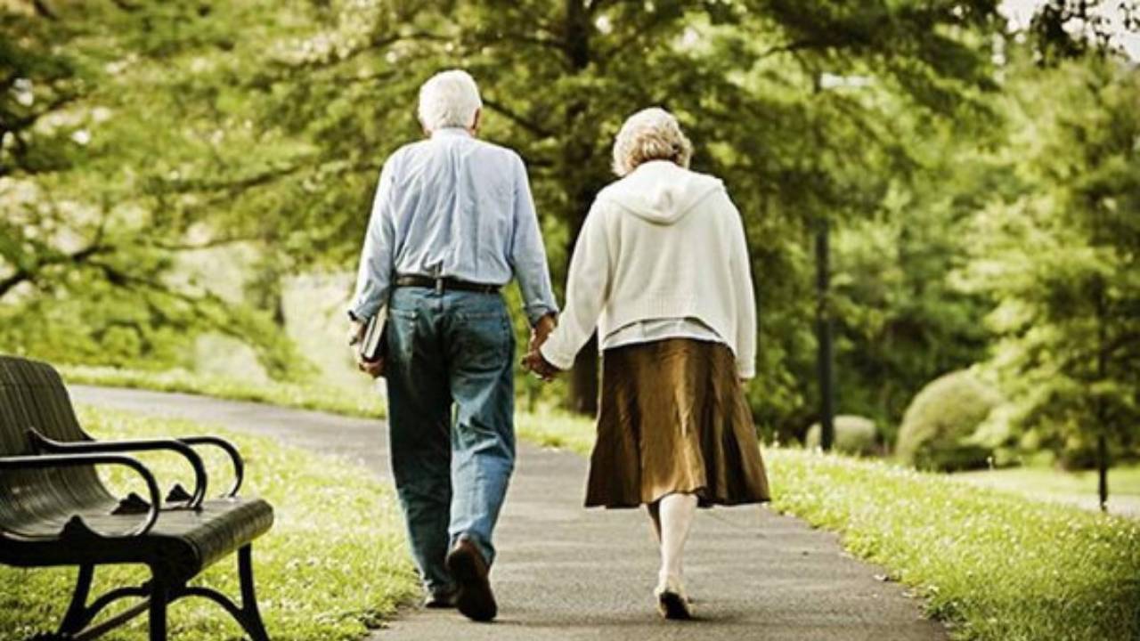مختصة علاج طبيعي تنصح كبار السن بممارسة «المشي».. عدة خطوات للتدريب