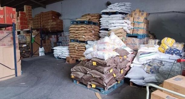 ضبط عدد من المحال تبيع مواد غذائية بطريقة غير صحية في حائل