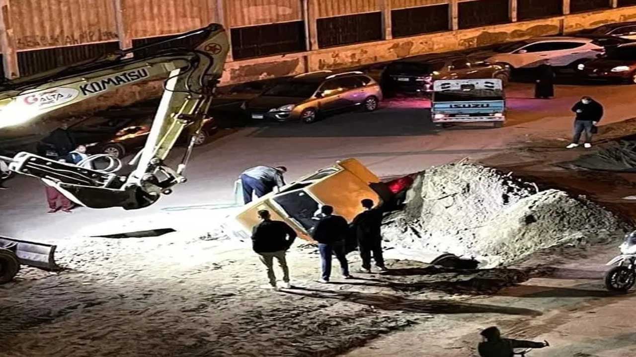 بالصور.. حفرة تبتلع سيارة في مصر