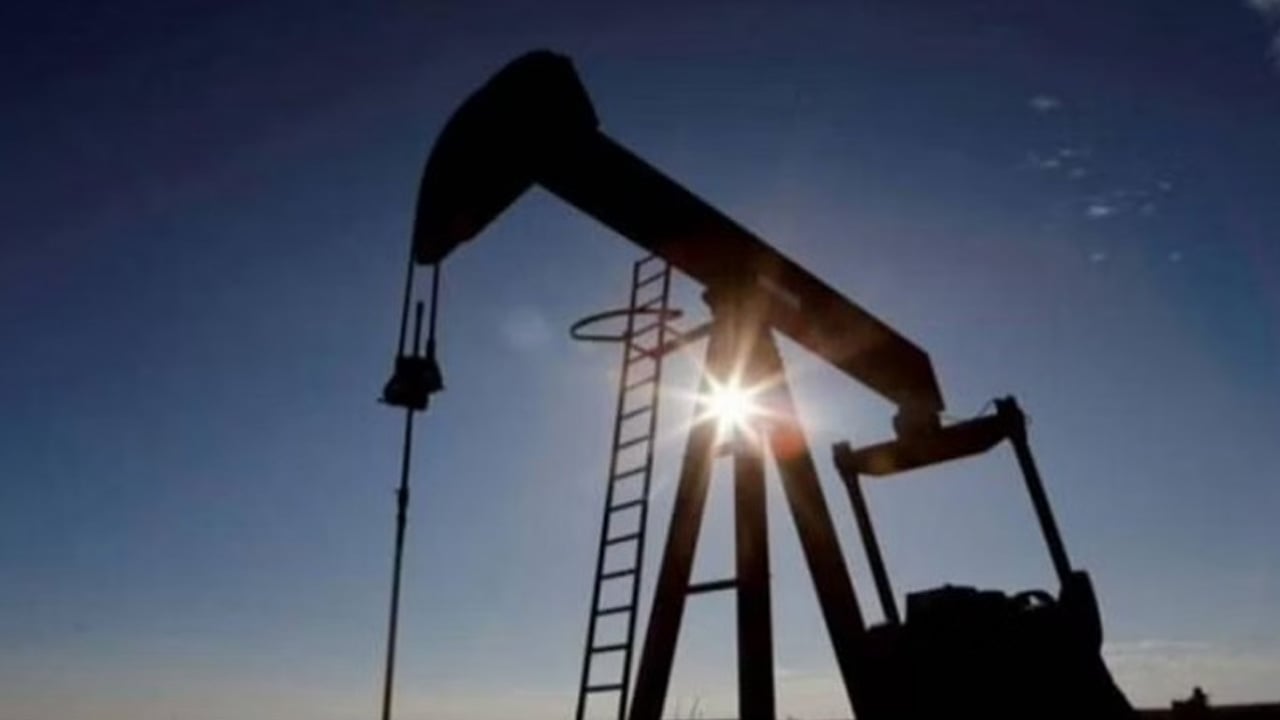 النفط يواصل صعوده.. وخام برنت يقترب من 103 دولارات للبرميل
