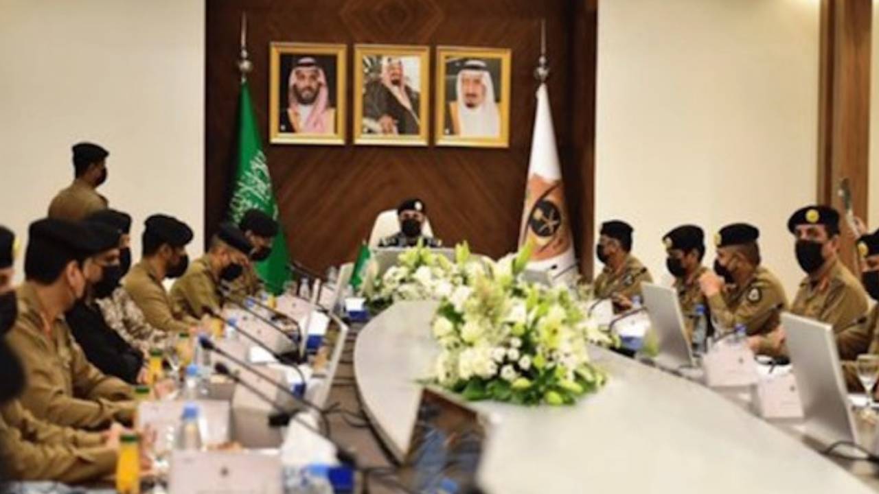 قادة قوات أمن العمرة يراجعون الخطط الأمنية والمرورية والطوارئ 