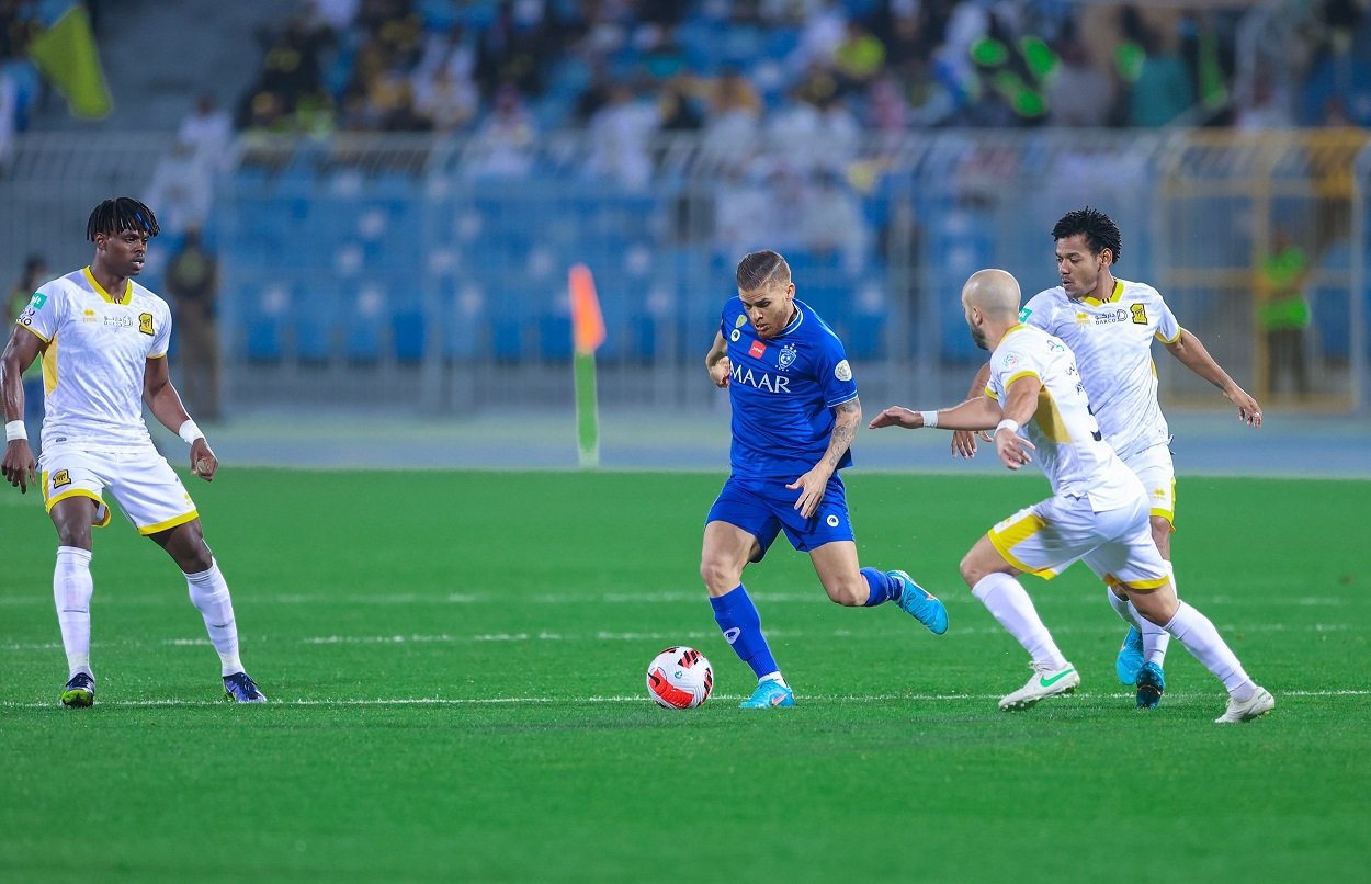 <div class="paragraphs"><p>الهلال يفرض السيطرة على مجريات المباراة</p></div>