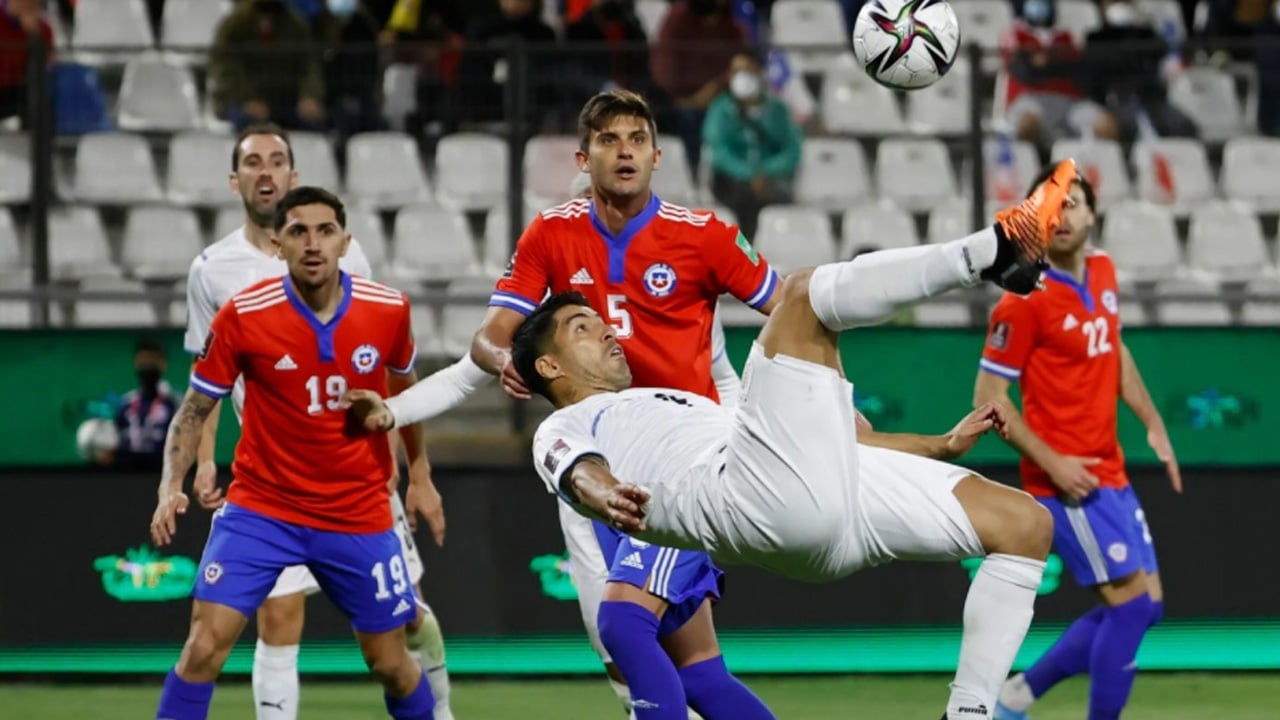 سواريز يتفوق على ميسي في سباق تصفيات كأس العالم
