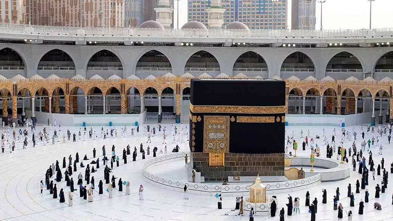 وزارة الحج: تحديث بيانات «أبشر» شرط لأداء العمرة لمن بداخل المملكة
