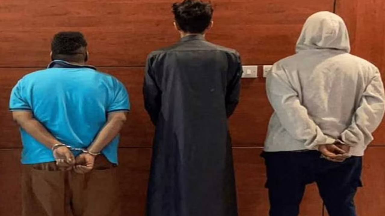 القبض على 3 مواطنين لسرقتهم مقتنيات من داخل مركبة بالقصيم