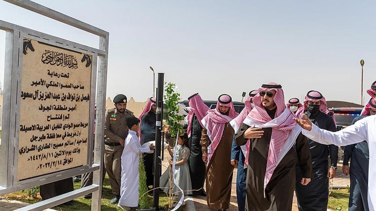 أمير الجوف يقص شريط مربط «الخيل الأصيلة» في طبرجل
