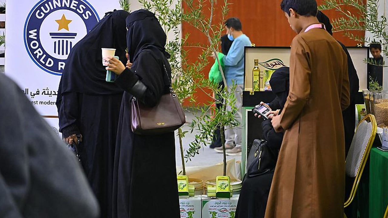 إقبال الزوار على مهرجان زيتون الجوف مع بداية إجازة الربيع
