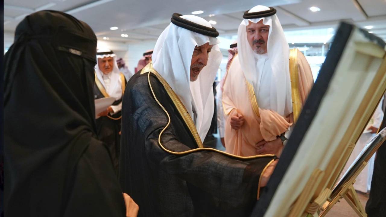 أمير مكة يشيد بالفنانة نورة مجرشي: على الإنسان التحلي بالعزيمة والإرادة