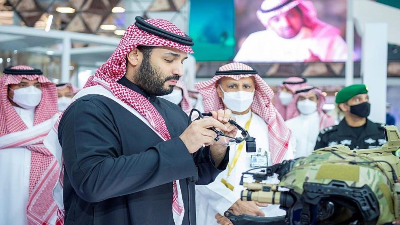 كل ما تريد معرفته عن نظارات تقنية ارتداها ولي العهد بمعرض الدفاع العالمي