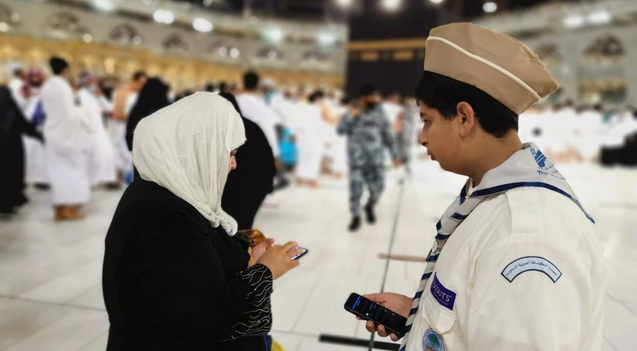 بالصور.. كشاف يُعيد الابتسامة لمعتمرة مغربية فقدت والدتها داخل الحرم المكي

