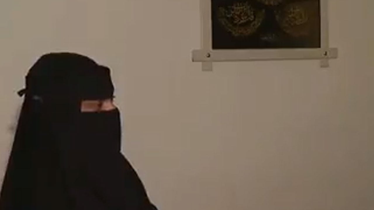 مواطنة تبكي فرحًا لتوفير مواطن احتياجات الأسرة بعد دخول الزوج السجن
