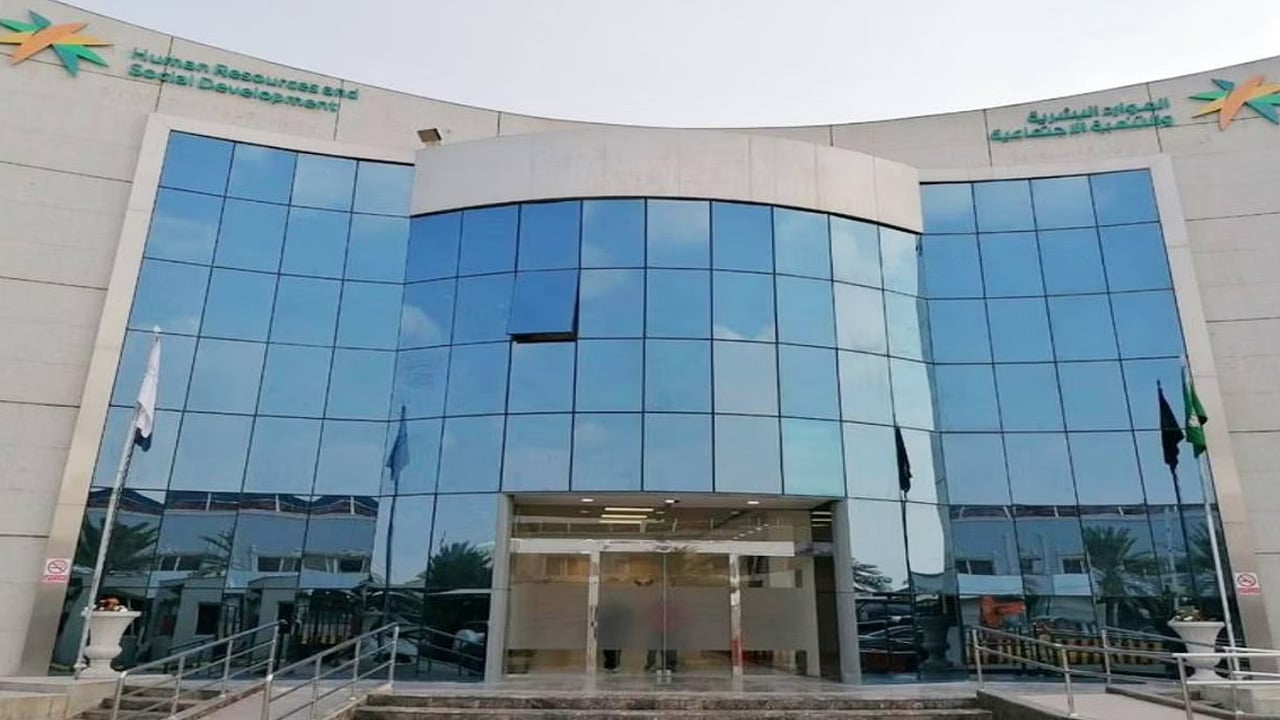 نزاعات صاحب العمل والعامل.. الموارد البشرية تحسم أبرز الاستفسارات لخدمات قطاع العمل