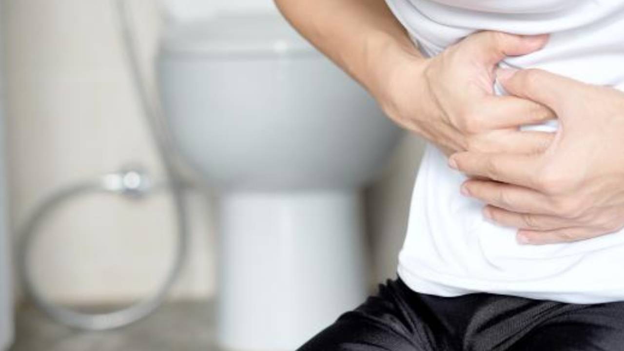 أسباب الإمساك لدى كبار السن.. وطرق طبيعية لعلاجه