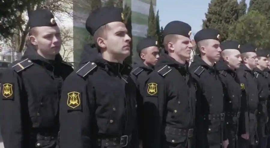 شاهد فيديو لناجين من حادثة غرق الطراد الروسي موسكفا في البحر الأسود

