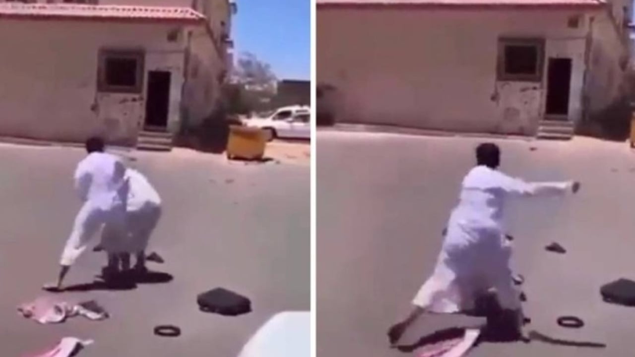 بعد ضربه أمام المدرسة.. التعليم تكشف عن حقيقة فيديو طالب يعتدي على معلم