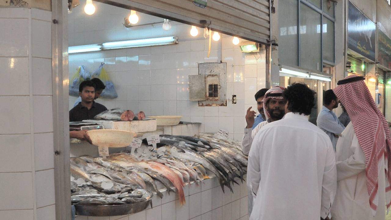 انخفاض أسعار الأسماك 50% بسوق الدمام.. و«بائع» يكشف السبب