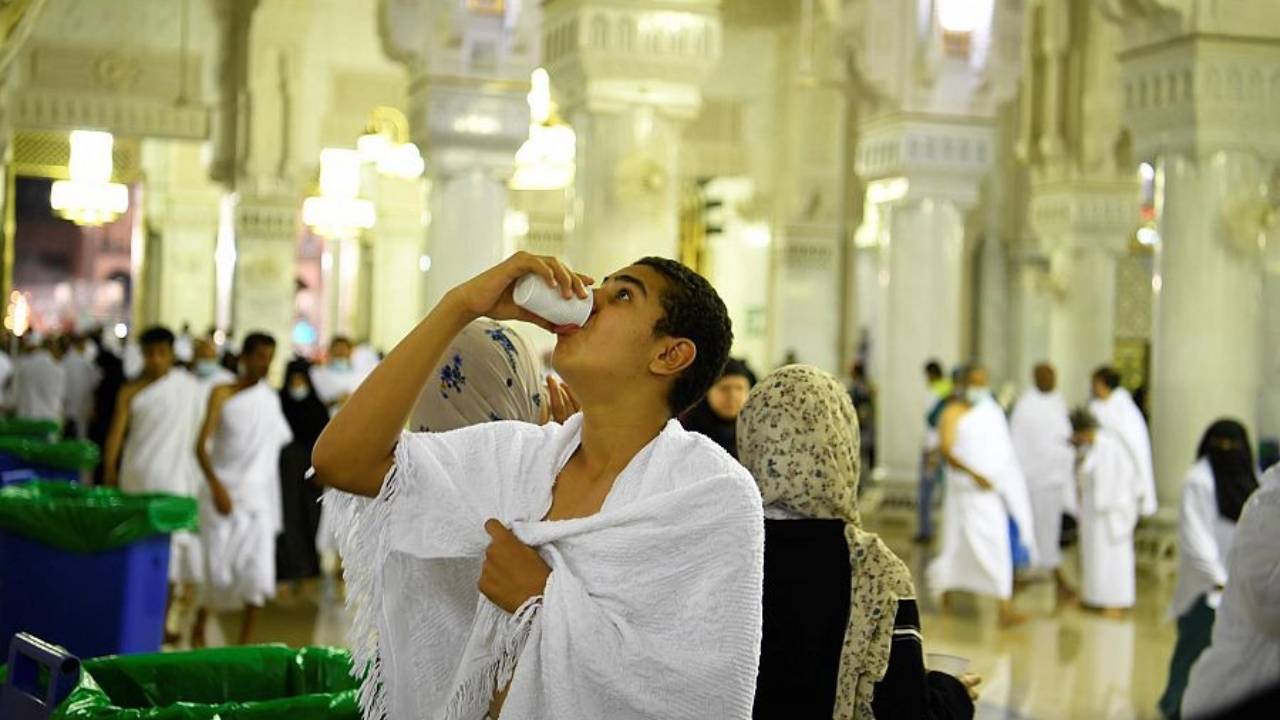 خلال 20 يوماً.. تقديم 13 مليون لتر ماء زمزم لإفطار الصائمين بالمسجد الحرام 