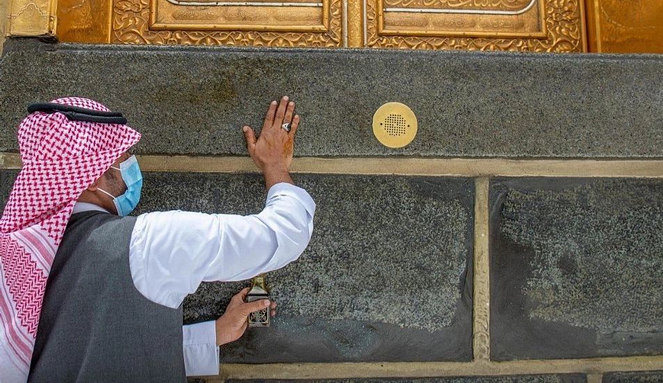 بالصور.. المسجد الحرام يستقبل ضيوف الرحمن بنفحات الطيب والبخور
