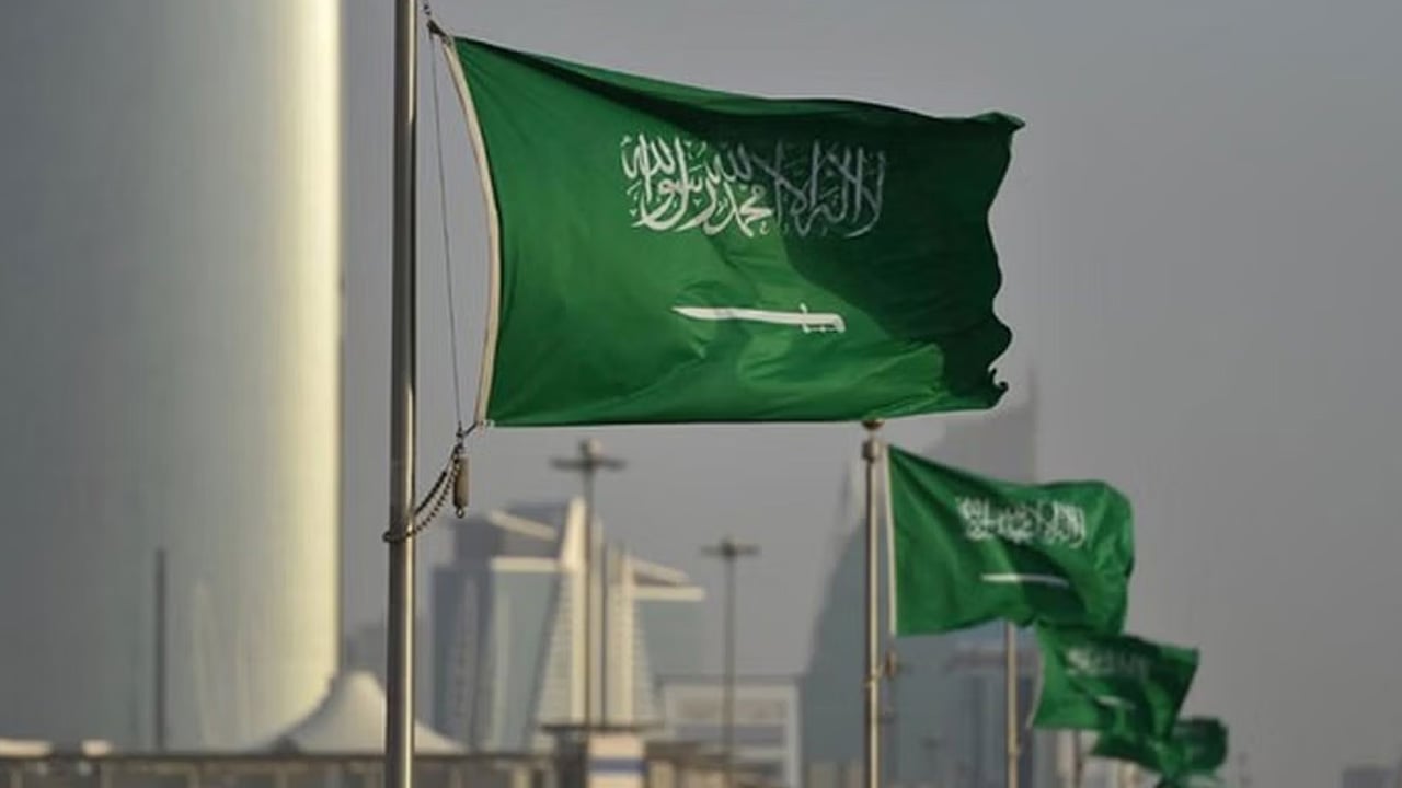 نشرة عاجل.. أخبار السعودية.. ملابسات مقطع ضرب طالب لمعلمه وتسجيل 104 إصابات بكورونا.
