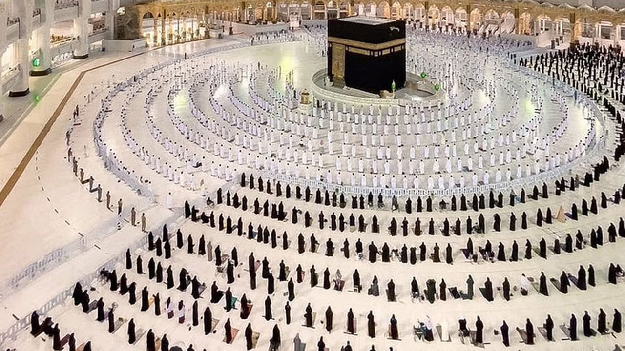 حلقات المسجد الحرام.. وجهة طلاب العلم خلال شهر رمضان
