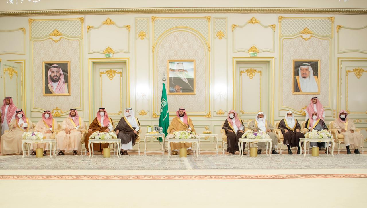 ولي العهد يستقبل علماء ومواطنين بالمدينة المنورة
