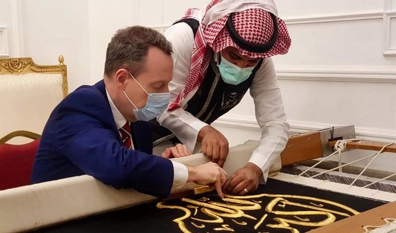 بالصور.. القنصل العام البريطاني يشارك في حياكة كسوة الكعبة المشرفة خلال زيارته مجمع الملك عبدالعزيز
