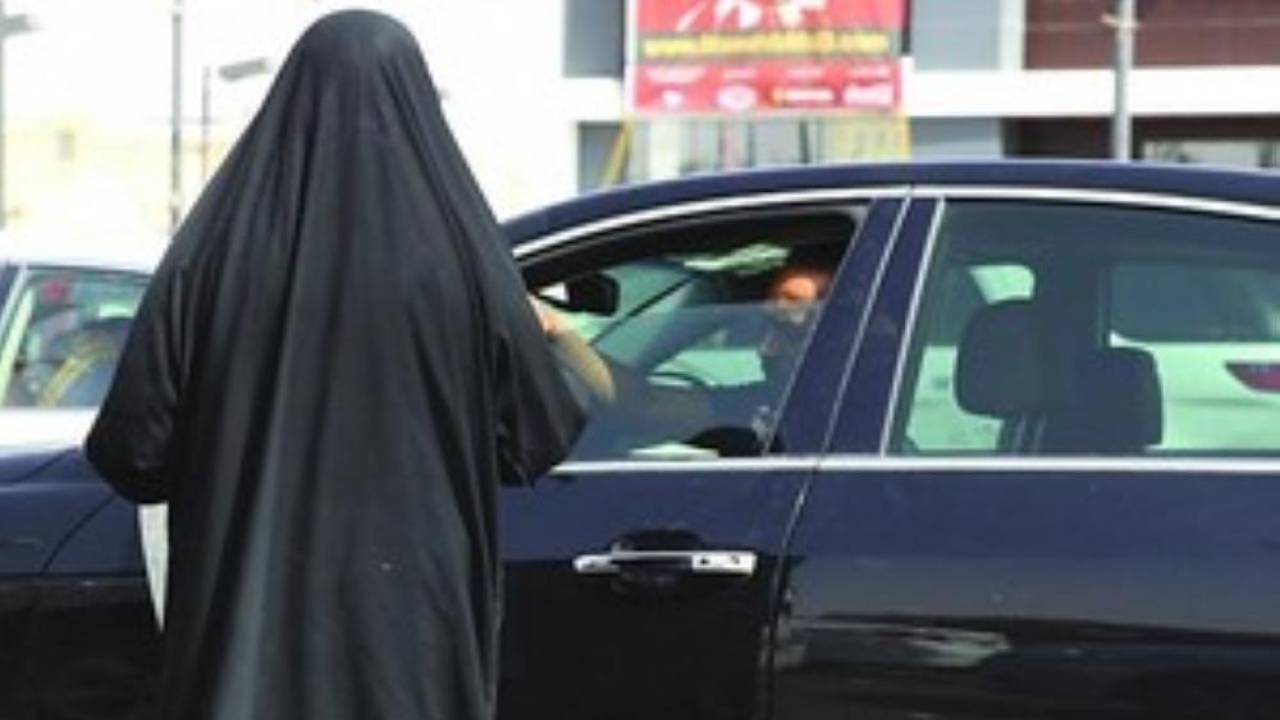 «الأمن العام» يواصل ضبط المتسولين في مختلف مناطق المملكة

