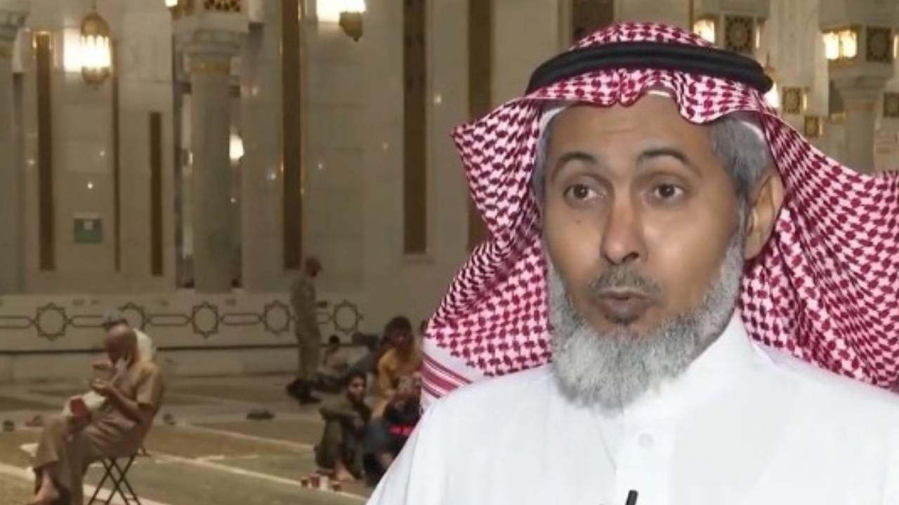 عابد القرشي.. قصة 25 عامًا قضاها في تقديم الإفطار للصائمين بالحرم المكي